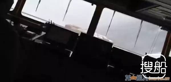 集装箱船巨浪中倾斜达40度险被吞没