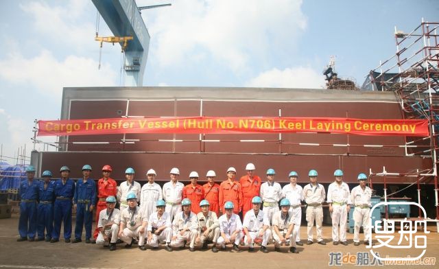 广东中远船务首制深海原油中转船上船台