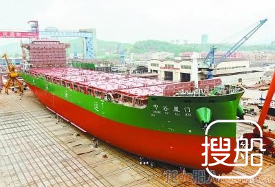 金陵船厂为中谷海运建造的2500TEU集装箱船下水