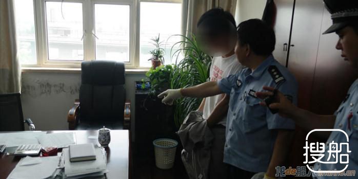 窃听上司窥探人事信息，船厂设计部一男子被抓