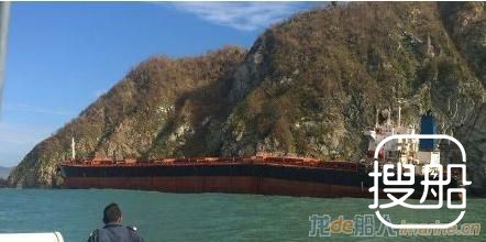 搁浅两年散货船仍在泄漏燃油