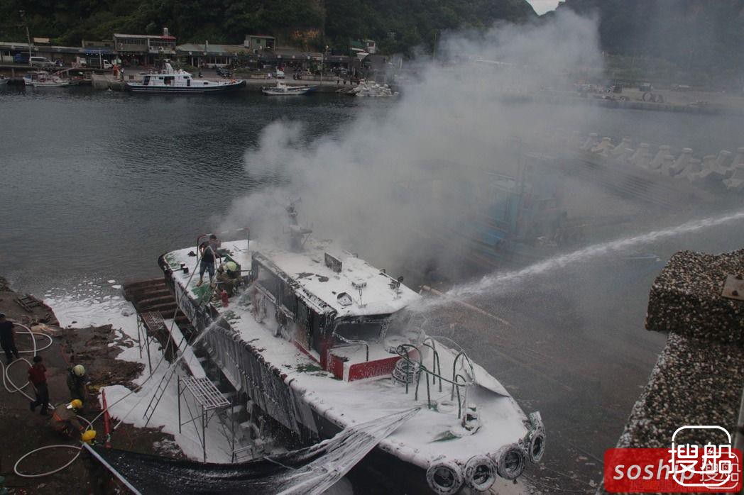 台船厂维修拖船起火，无人伤亡