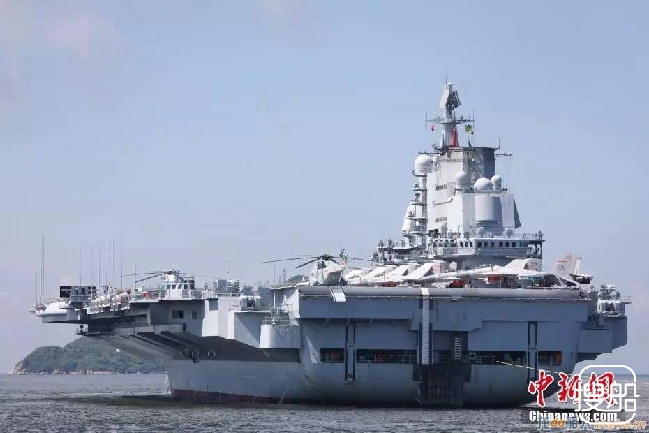 辽宁舰编队今日上午离开香港，台湾萌妹感叹中国人强大了