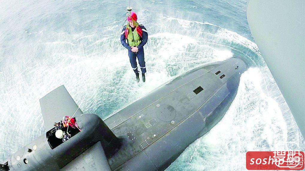 马克龙耍帅：直升机“索降”本国核潜艇视察
