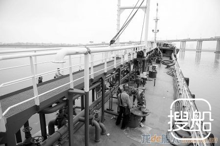 “隐形”舰智擒“隐形”油船