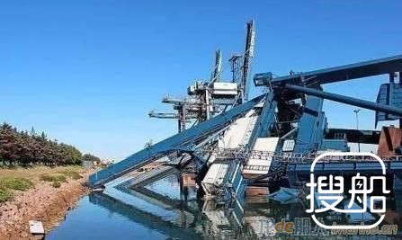 一艘滚装船遭强风致断缆后撞塌岸吊