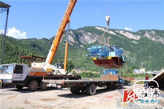 桑植县首艘全自动垃圾打捞船正式“上岗”