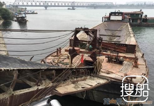 襄阳一货船船吊撞上马路