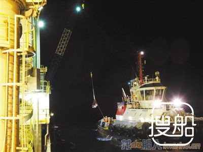 海上补给船给“决心”号送来离合器