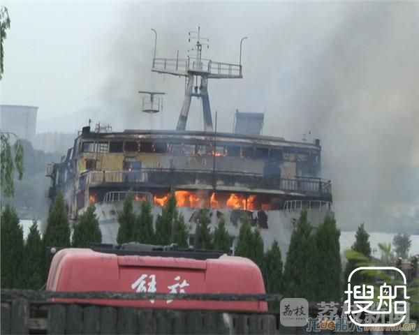 南京长江二桥边一“轮船饭店”起火