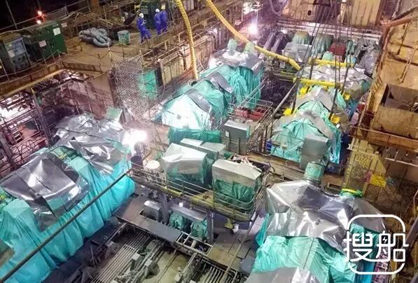广船国际客滚船4台主机成功吊装