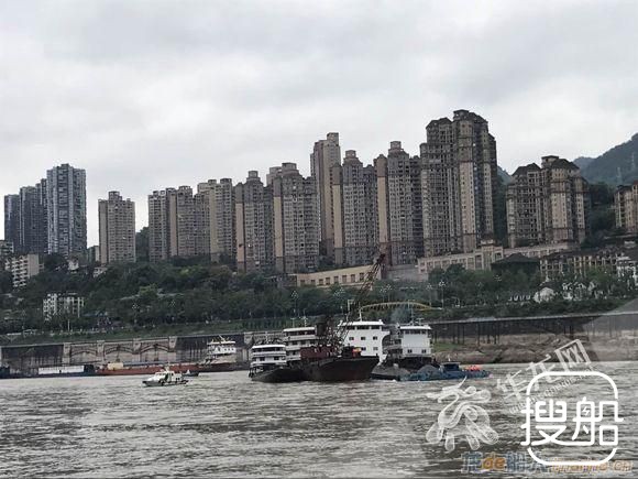 一货船朝天门水域触礁船舱进水