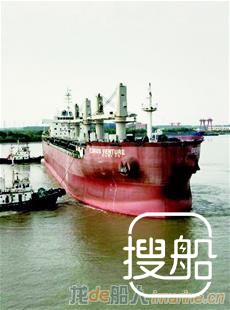 青山船厂43500吨散货船起锚离厂