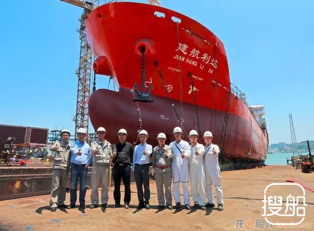 厦船重工首制5390DWT双相不锈钢油化一体船下水