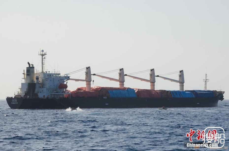 大国担当！我国海军武力营救外籍轮船现场曝光