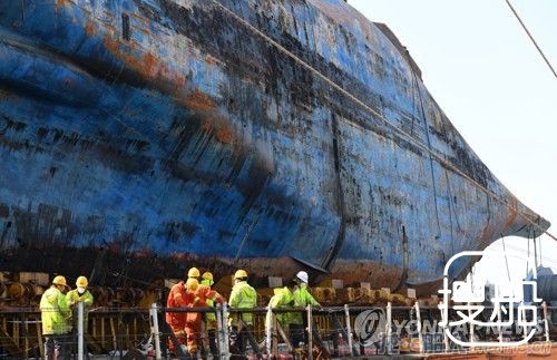 世越号打捞进展：趁潮差小加紧把船体送上岸