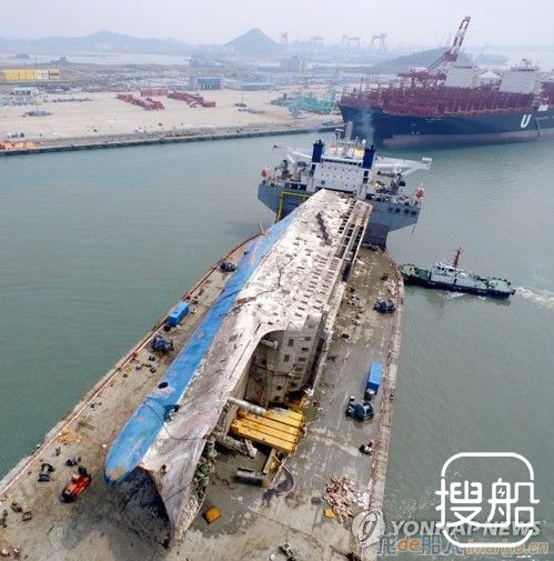 载“世越”号半潜船刚刚抵达木浦新港