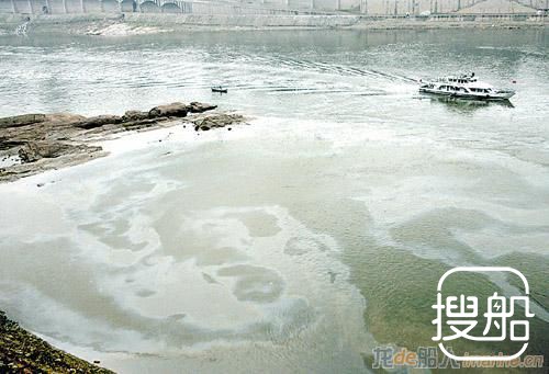 一拖船残油流入嘉陵江 被罚5000元