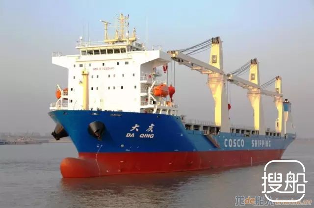 上海船厂28000吨多用途重吊船出海试航