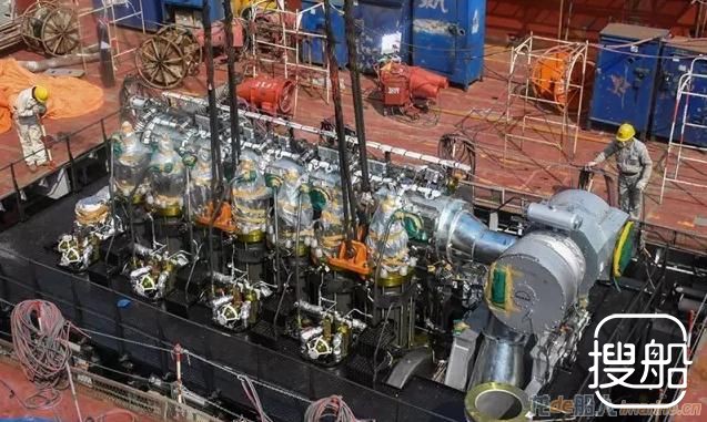 沪东中华13000吨重吊首制船主机吊装成功