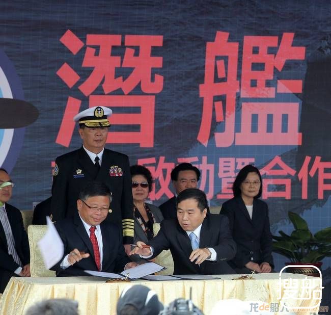 尴尬！蔡英文主持潜艇自造签约 怪风将合同吹走