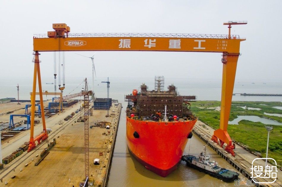 中国首艘军民两用半潜船“振华33”正式投入使用