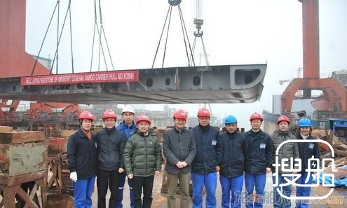 镇江船厂第二艘“海骆驼”型重吊杂货船上船台