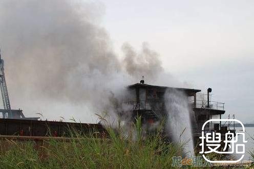 福建小船厂运沙船着火