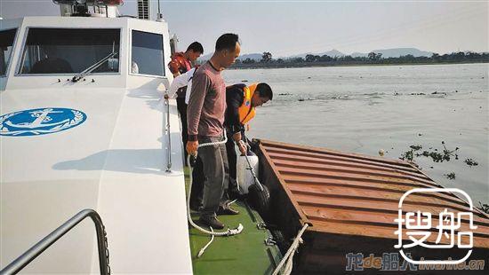 两船潭江水道相撞 一船进水倾斜搁浅漏油