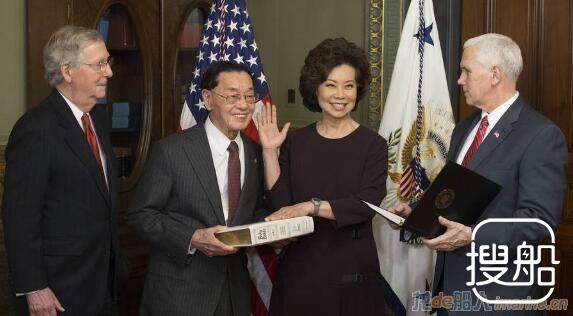 赵小兰宣誓就任美国运输部长
