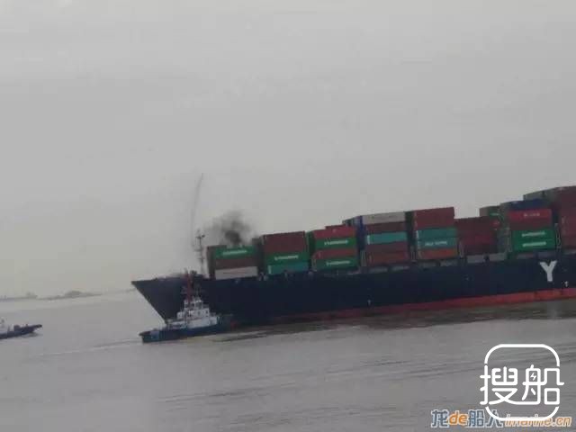 上海港8236TEU集装箱船靠港前突然着火