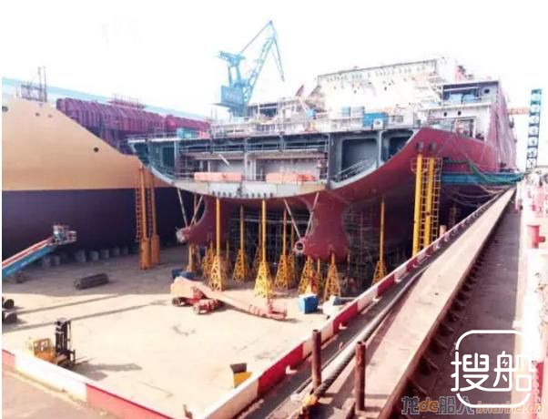 沪东中华“泛欧”号LNG船成功起浮