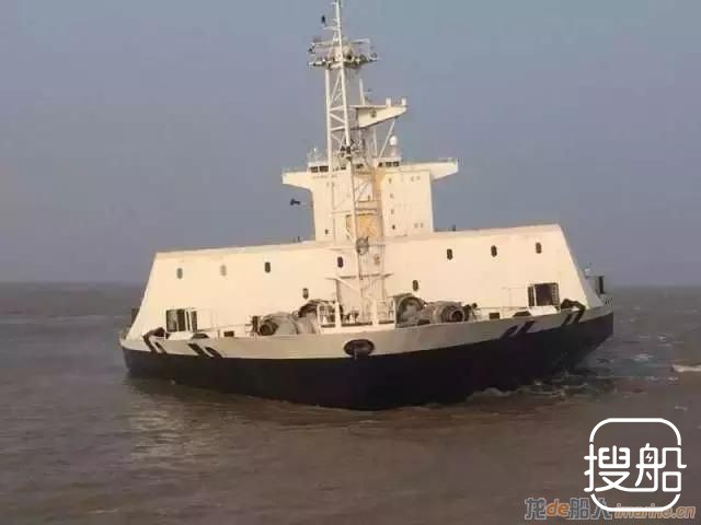 3万吨级集装箱船触礁进水