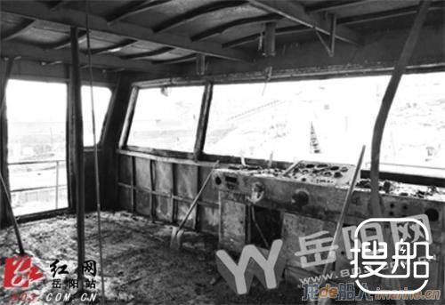 岳阳北门渡口一自卸船突发大火