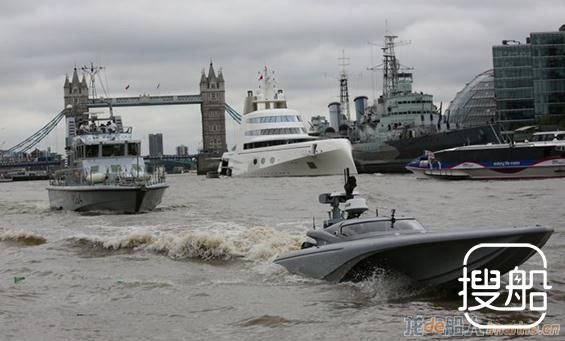英国皇家海军测试无人驾驶快艇