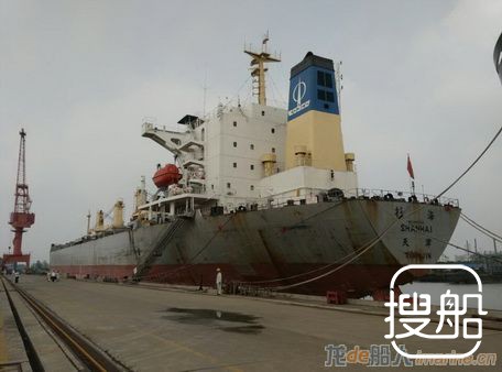 伟业拆船公司拆解一艘废钢船
