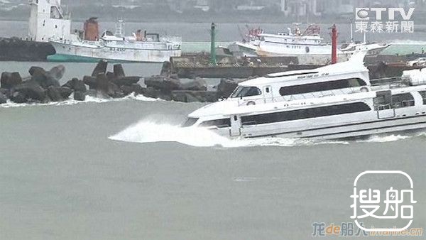 台海军交通船冲撞码头意外 1员落水7员擦碰伤