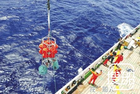 “彩虹鱼”潜入近7000米海底“蹲点调查”