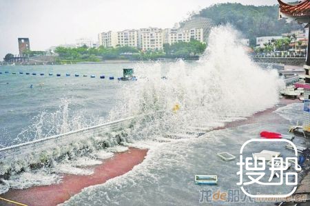 台风“妮妲”袭击深圳 海边掀数米巨浪