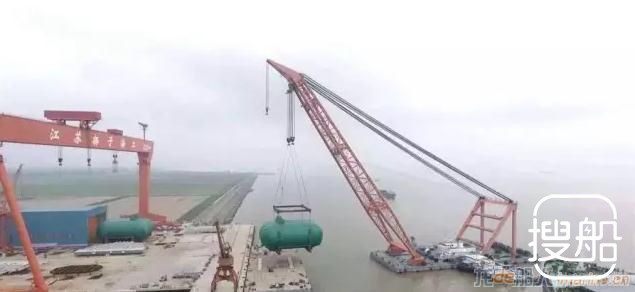 扬子江船厂LNG船液罐顺利完工吊装