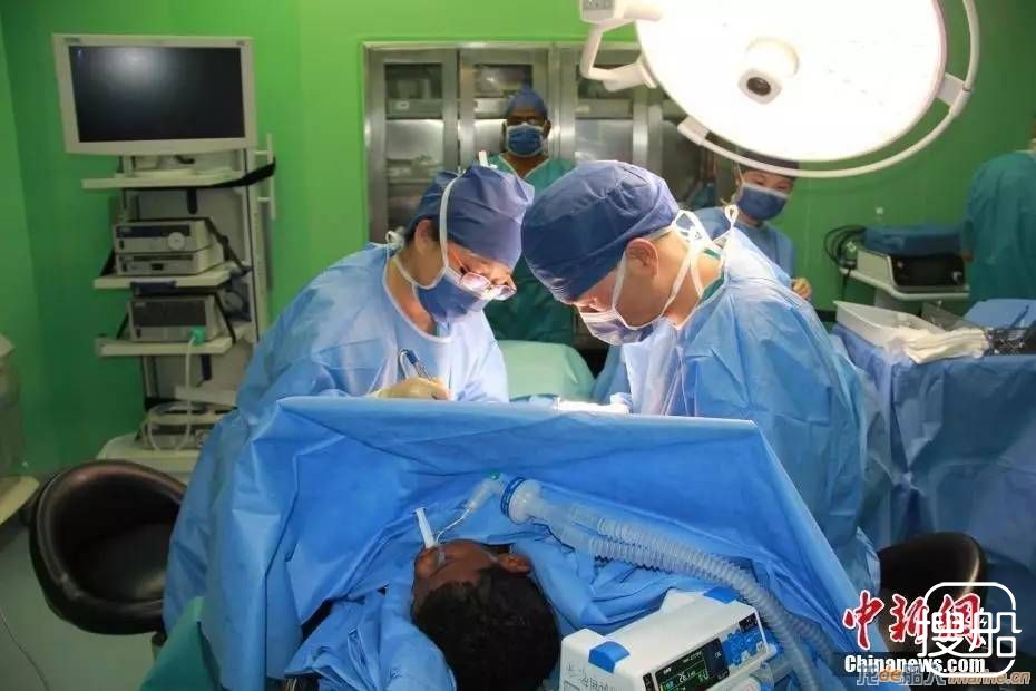 “和平方舟”医院船医生在吉布提为儿童做手术