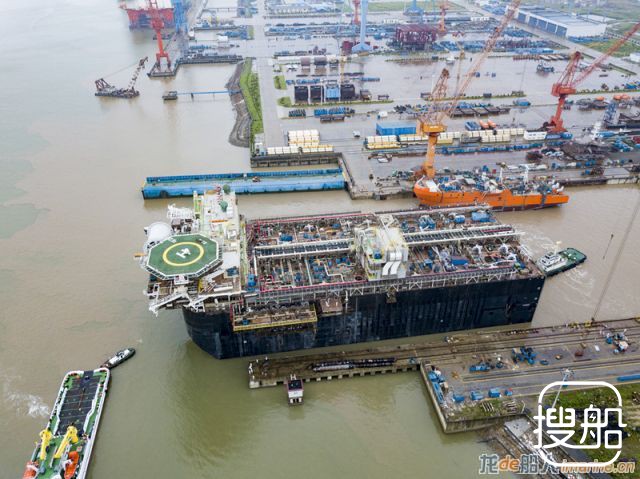 启东中远海工巴西石油 FPSO项目艏艉总段拖上海合拢