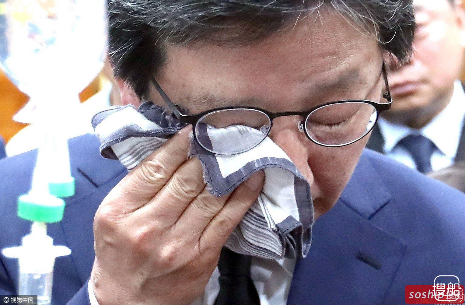 韩总统候选人慰问三星重工事故伤员 动情落泪