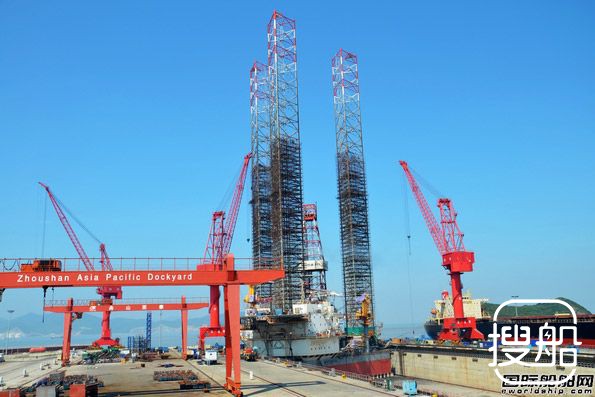 亚泰船厂“海洋石油942”钻井平台进坞