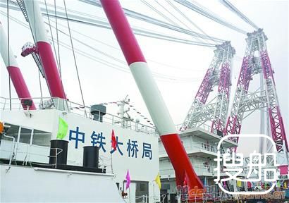 我国起重量最大起重船在青岛交付使用