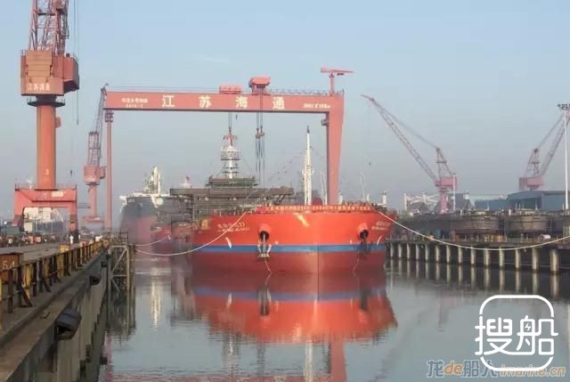 江苏海通两艘9800DWT级散货船同时下水