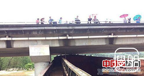 一空船卡在高速桥梁之间 多部门联合排险