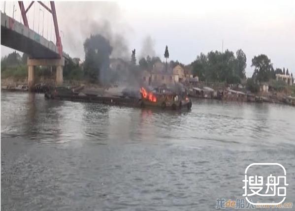 货船突发大火 船上钢瓶引发爆燃