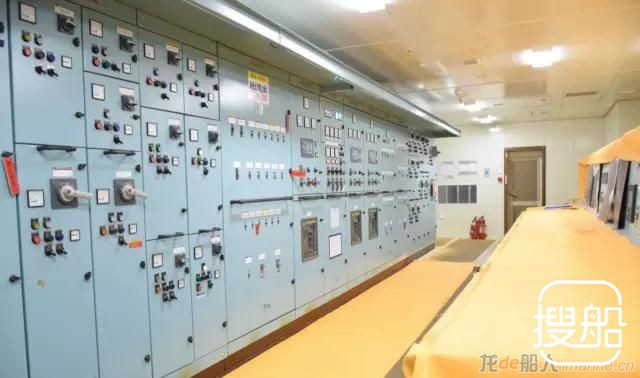 大船集团18万吨散货船下水