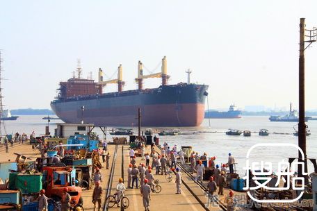 口岸船舶5.55万吨杂货船下水